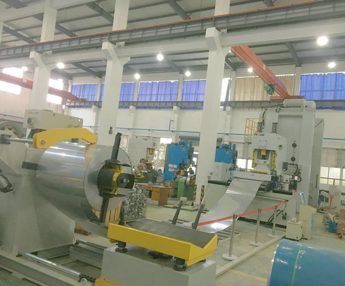 1300大型左右偏擺送料機多工位三次元機械手生產(chǎn)線